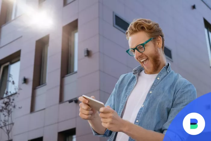 Boldog férfi otp mobilbankot használ interaktív üzenetküldésre