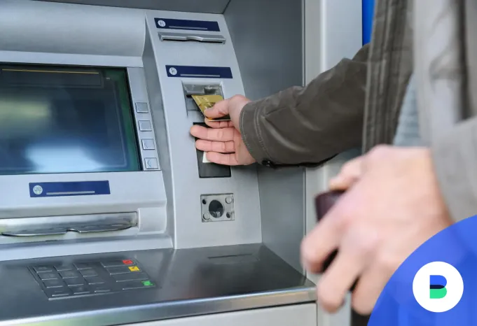 Készpénzfelvétel Raiffeisen ATM-ből arany bankkártyával